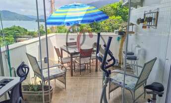 Imagem 3: Cobertura toda decorada com vista privilegiada para o mar