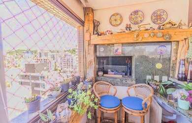 Imagem 2: Apartamento de três dormitórios, dois deles suítes, churrasqueira, lareira e quatro vagas