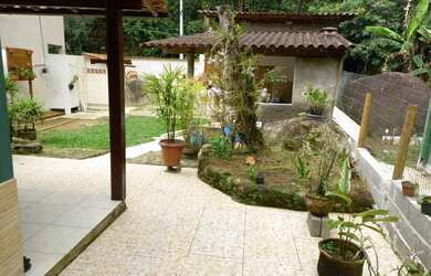 Imagem 3: Casa com cachoeira e mata atlântica