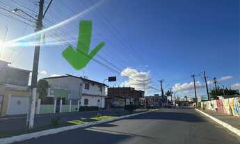 Imagem 3: Casa com dois pavimentos em frente ao portão da UFRB