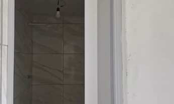 Imagem 2: Apartamento de dois quartos, sala e cozinha americana, banheiro, varanda, escada independe