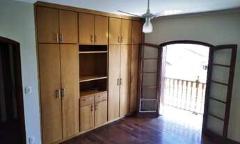 Imagem: Quarto grande com sacada em sobrado mobiliado