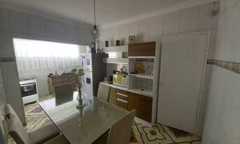 Imagem 2: Vendo ou alugo casa com 2 dormitórios, edícula nos fundos, recém reformada, próximo ao cen