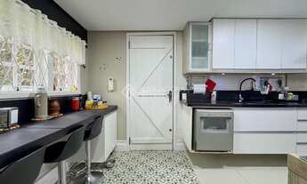 Imagem 6: Imponente Residência com 4 Dormitórios, Piscina Aquecida e Espaço Gourmet - Bairro Tristez