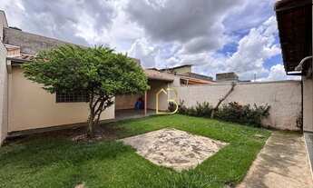 Imagem 2: Casa para alugar com quintal gramado no Presidente Médici