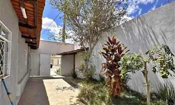 Imagem 2: VENDO ESSA CASA NO PARQUE 10, PRÓXIMO AO VENEZA. - CASA VAZIA