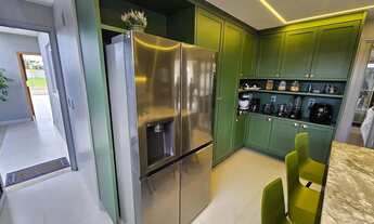 Imagem 5: Casa de Alto Padrão com Suíte Master, Jacuzzi e Energia Solar