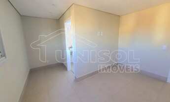 Imagem 3: A Unisol Imóveis aluga apartamento com dois dormitórios sendo duas suítes e sala com sacad