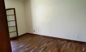 Imagem 3: Quarto grande com sacada em sobrado mobiliado de ótimo padrão