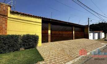 Imagem: Casa com 3 suítes, piscina e lareira em