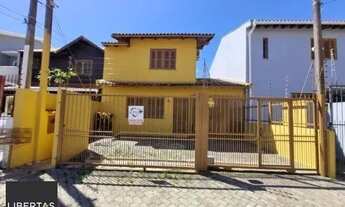 Imagem: Sobrado em Porto Alegre, no bairro Vila