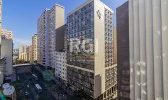 Imagem 2: Apartamento com 02 dormitórios de frente com sacada no Bairro Centro Histórico em Porto Al