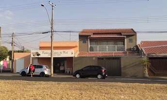 Imagem: Sobrado com renda ao lado