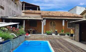 Imagem: Casacos piscina na rua da praia no centro