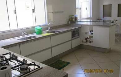 Imagem 6: Casa de condomínio para venda tem 405 metros quadrados com 4 quartos