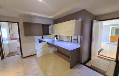 Imagem 5: Ao lado das maravilhosas praças da Mata da Praia, um belíssimo 4 quartos reformado , andar