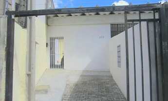 Imagem 2: Apartamento com 1 quarto, wc social, sala, cozinha e área de serviço juntos, blindex no wc