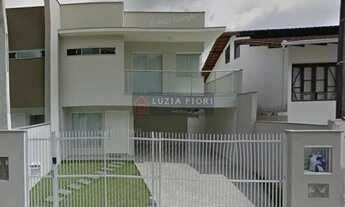 Imagem 2: Sobrado à venda no bairro Saguaçu, Joinville/SC. Suíte com hidromassagem, closet e sacada