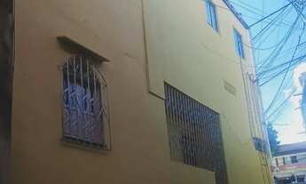 Imagem 2: Prédio com três casas e um ponto comercial