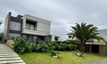 Imagem 4: Casa de alto padrão com 4 suítes e 8 vagas de garagem no Centro de Camboriú