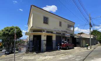 Imagem 3: Casa com 4 quartos e 4 lojas em ótima localização