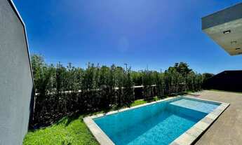 Imagem 2: Belíssima Casa Térrea no Alphaville 1 - Piscina com Vista para a Pista de Caminhar