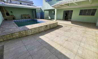 Imagem 2: Casa seminova ampla com piscina e área gourmet! Aceita financiamento