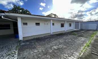 Imagem: Casa enorme à poucos metros da Durval de