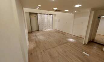 Imagem 2: Bela loja no 2º andar do Shopping da Gávea, bem localizada loja, com piso laminado em tom