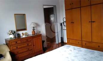 Imagem 4: Sobrado no bairro do Horto Florestal. São 3 imóveis individuais. Cada casa possui quintal