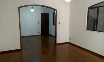 Imagem 3: Casa rústica com madeiras fortes na composição para venda tem