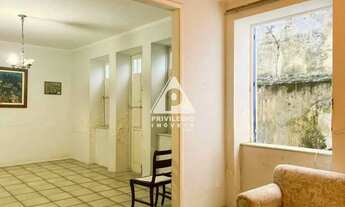 Imagem 2: Magnífica casa de 4 quartos na Gávea, com varanda e vaga para carros. Fica em rua com canc