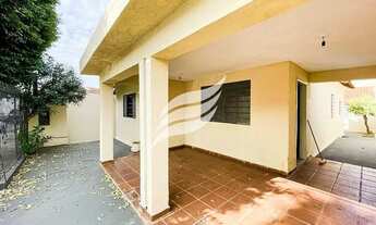 Imagem: Casa com 02 quartos e quintal espaçoso