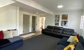 Imagem: Sobrado localizado a 1 quadra do Parque