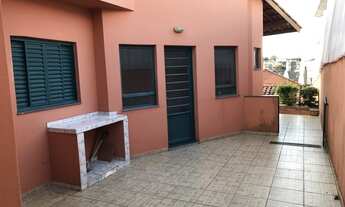 Imagem 2: Casa térrea com 3 dormitórios(1 suíte), sala 2 ambientes, lavabo, cozinha, banheiro, área