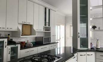 Imagem 4: Casa de condomínio para aluguel possui 560 metros quadrados com 5 quartos