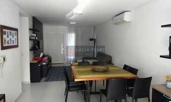 Imagem 7: Sobrado à venda no bairro Saguaçu, Joinville/SC. Suíte com hidromassagem, closet e sacada