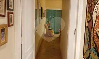 Imagem 4: Charmoso apartamento com três dormitórios e uma suíte, três garagens no coração do Embaré