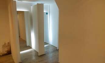 Imagem 4: Bela loja no 2º andar do Shopping da Gávea, bem localizada loja, com piso laminado em tom