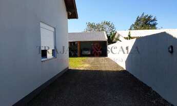 Imagem 2: Bela residência com quiosque e piscina, 122m², localizada no Baln. Quatro Lagos - Arroio d