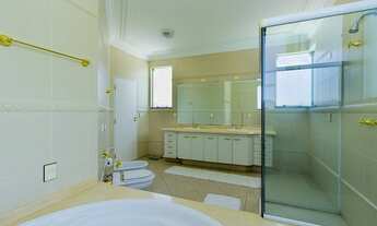 Imagem 7: Casa de condomínio para aluguel possui 560 metros quadrados com 5 quartos