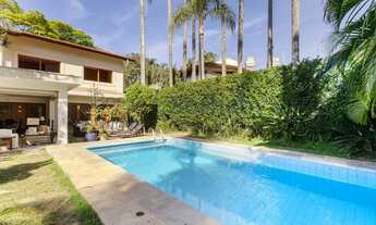 Imagem: Casa com varanda gourmet e jardim com piscina