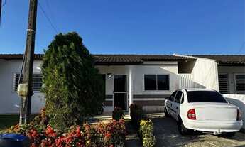 Imagem: Casa com quintal na rua principal em Condomínio