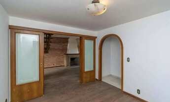 Imagem 2: Casa espaçosa de 220m² no bairro Santana em Porto Alegre com piscina e 3 quartos