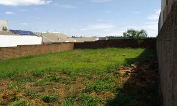 Imagem: Terreno inteiro pronto para construção