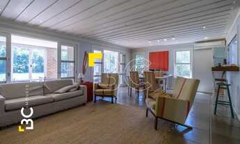 Imagem 4: BC Imóveis vende imponente casa semimobiliada, estilo sobrado, com 3 dormitórios no Condom