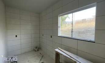 Imagem 3: Casa nova pronta para morar, com massa corrida na parede e passagem na lateral