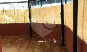 Imagem: Casa de esquina com varanda coberta, ar