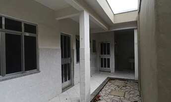 Imagem: Casa de 1 quarto com pequeno quintal no