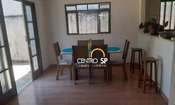 Imagem: Residência com quintal, terreno inteiro